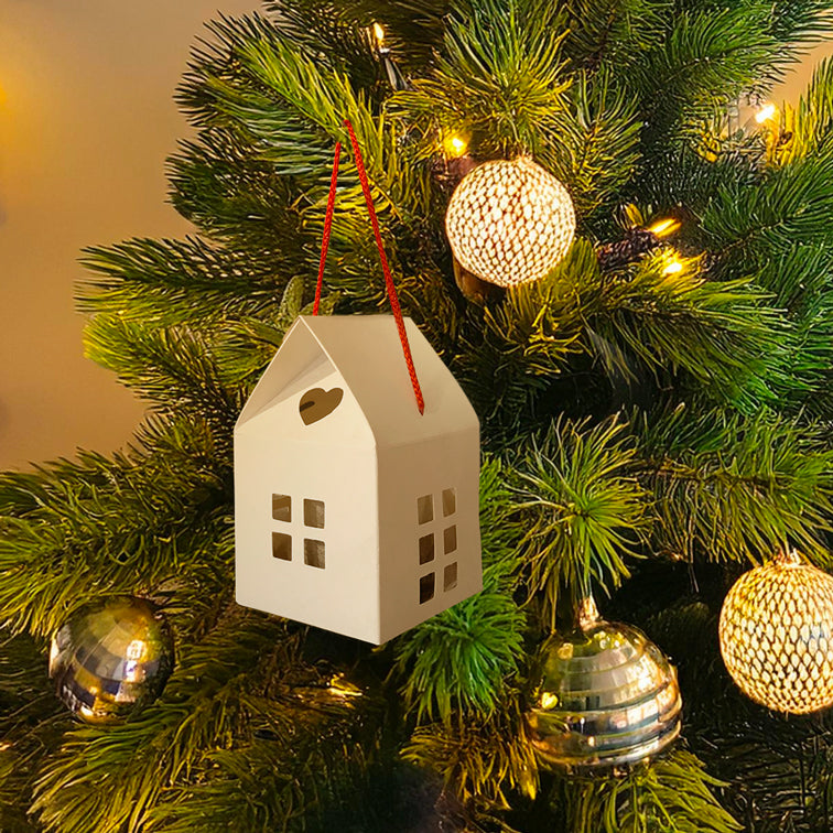 Coffret cadeau de filtres à eau au charbon actif sur un sapin de noel