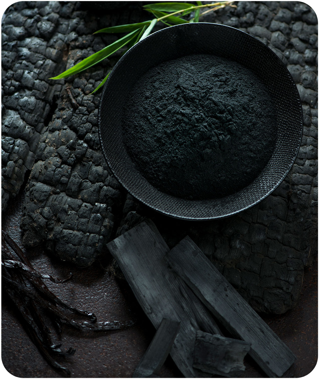 bol noir avec poudre de charbon