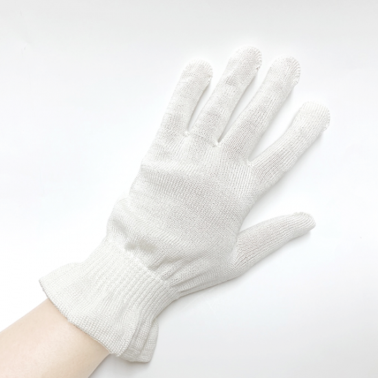 Gant en soie porté par une main