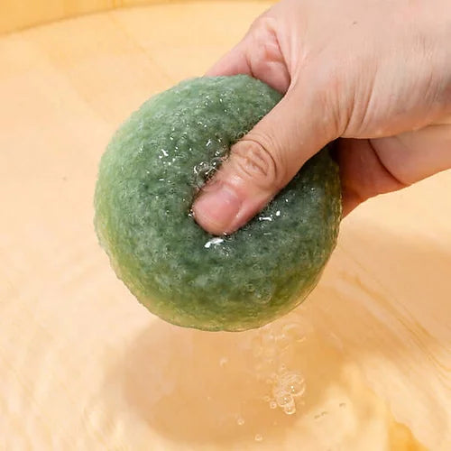 eponge konjac au matcha dans une main