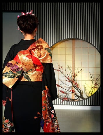 femme japonaise en kimono de dos face à un miroir