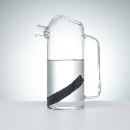 baton binchotan japonais dans une carafe d'eau