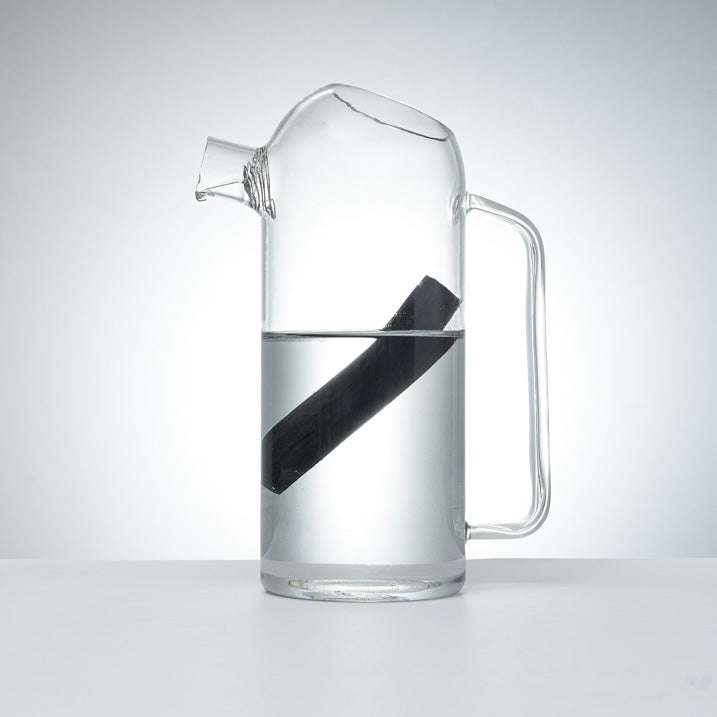 filtre à eau binchotan dans une carafe d'eau
