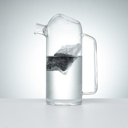 carafe d'eau et son filtre à eau au charbon actif