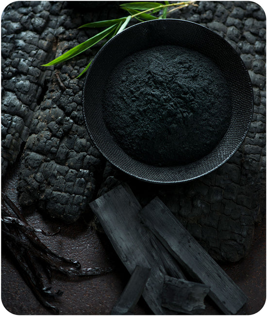 bol noir avec poudre de charbon 