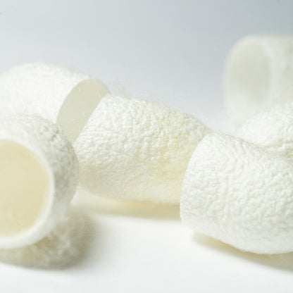 zoom sur des cocons de soie exfoliants et hydratant japonais