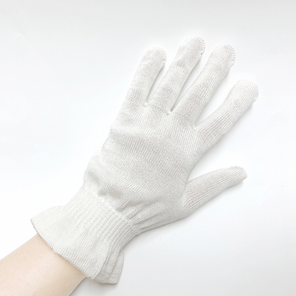 Gant en soie porté par une main