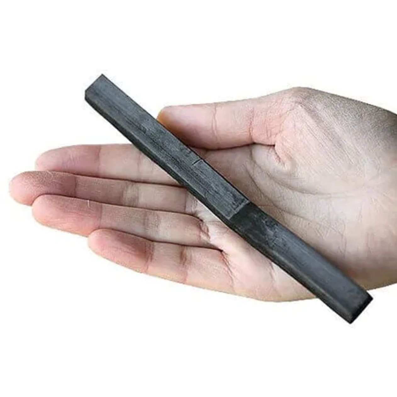 baton de charbon tenu dans une main