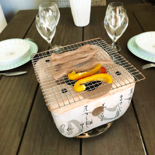 barbecue japonais avec poivrons et viandes qui grillent dessus