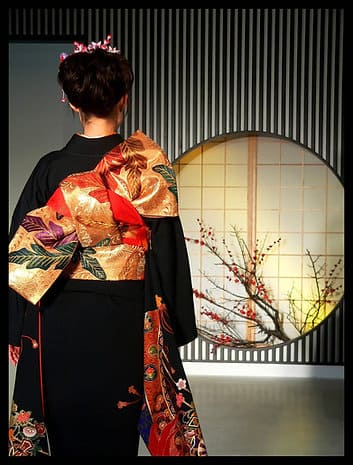 femme japonaise en kimono de dos face à un miroir