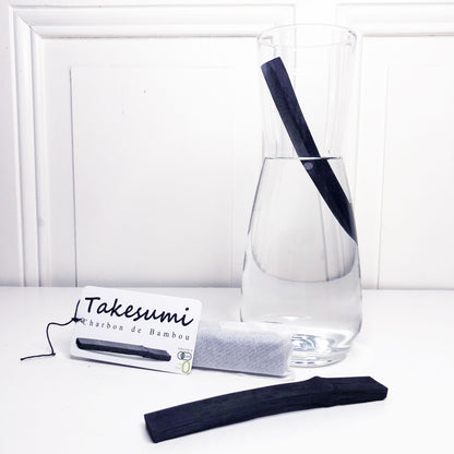 baton de charbon de bambou japonais takesumi dans carafe d'eau courante